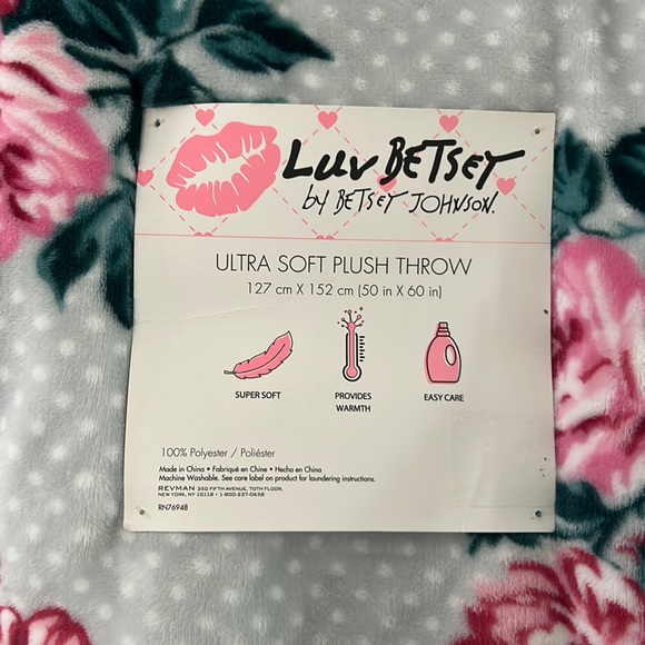 Betsey Johnson Rose Floral Polka Dot Ultra Soft Plush Throw NWT - Picture 2 of 6